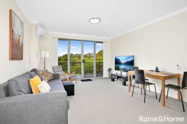 Modern & Stylish Apartment - Photo 1