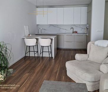 NOVOSTAVBA S PARKOVANÍM - PRÍJEMNÝ 2-IZB.BYT S BALKÓNOM, VKUSNE ZAR... - Fotografia 1