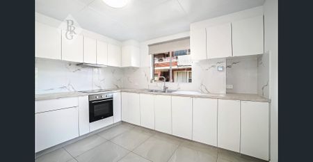 Oversized and spacious - town house style split level! - Photo 3