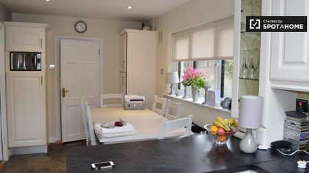 Charming room in 3-bedroom house, Dublin - Photo 3
