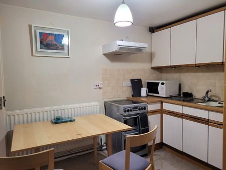 Attractive One Bedroom Flat in Quiet Leafy Street, 3 Miles from Oxford and Close to Oxford Parkway Rail Station - Photo 2