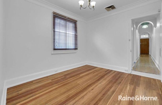 Spacious period home ideal location - Photo 1