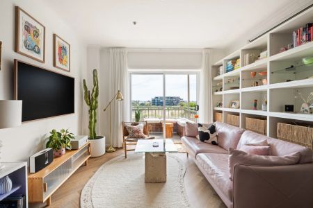 Beautifully Renovated Apartment in the Iconic Goldsbrough Building - Photo 5