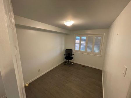 For Lease - 22 Grant Court Unit# #B, East Gwillimbury, Ontario - Photo 2