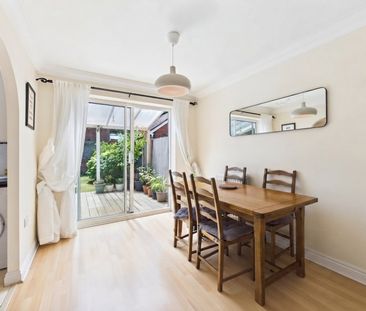 3 bedroom House in Whitchurch Road, Fleet - Photo 2