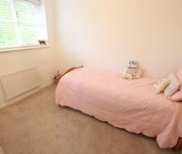Bloomfield Close, Woking - 3 bedrooms Property for lettings - Seymours - Photo 5