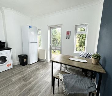 Room in a Shared House, Newcombe Road, SO15 - Photo 2