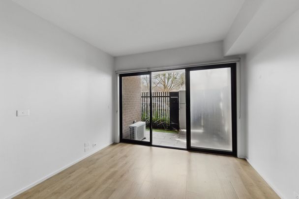 Modern two bed apartment in Parkville - Photo 1