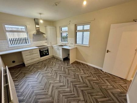 Unit 2, 50 Castleton Gardnes, Belfast, BT15 3BY - Photo 5