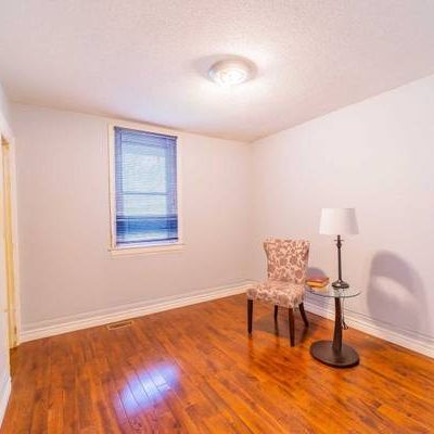 Available Jan 31- Huge Pet Friendly Apt w Yard/Laundry/Parking - Photo 3