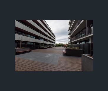 Elegant Apartment with City Views in Melbourne’s Inner West - Photo 5