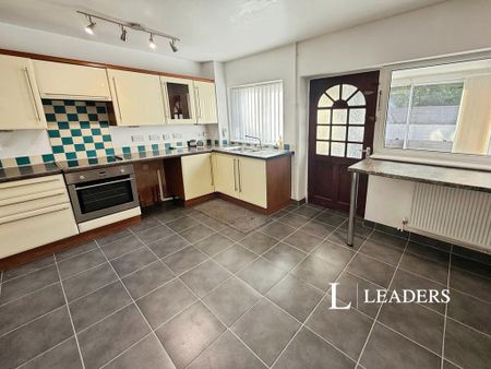 3 bedroom semi-detached house to rent - Photo 5