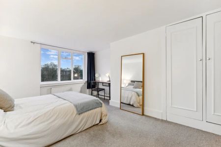 2 bedroom flat in London - Photo 4