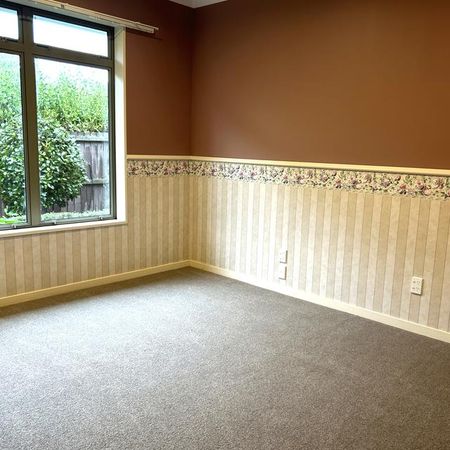 Large Executive Home - Photo 4