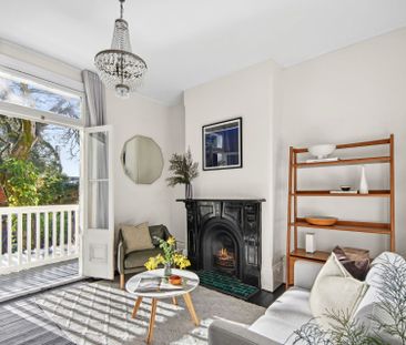 Harbourside terrace with a leafy garden oasis - Photo 1