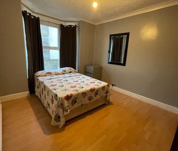 Room in a Shared House, Albert Square, E15 - Photo 3