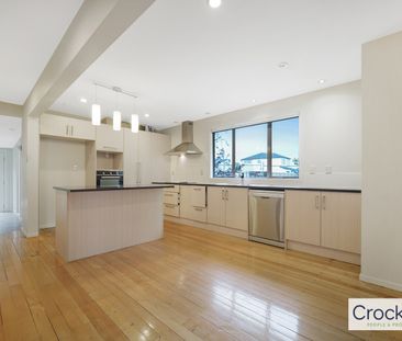 Bright and airy family home - Photo 4