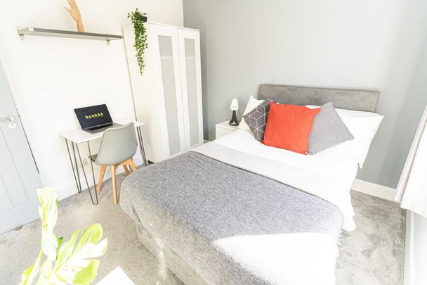 Stansted #70 - Photo 1