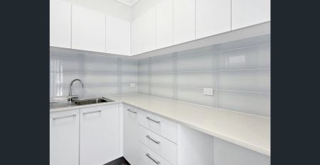 Near-New Spacious Five-Bedroom Family Home with Multi-Room & Large Block - Photo 3