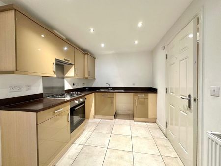 4 bedroom semi-detached house to rent - Photo 2