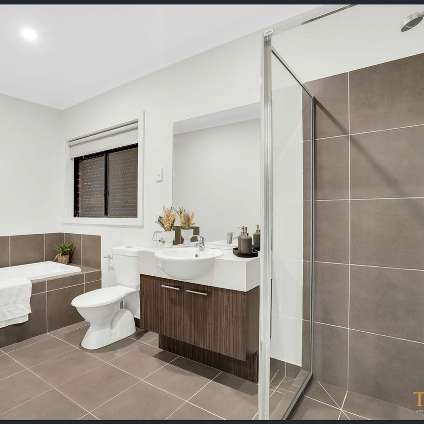 Modern East Facing 4 Bedroom Family Home in Woodlea! - Photo 1