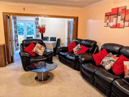 4 bedroom semi-detached house to rent - Photo 3