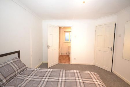 1 bedroom in a house share to rent - Photo 2