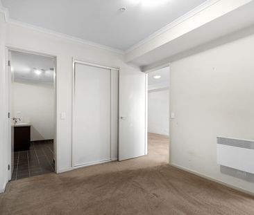 Spacious Two Bedroom Apartment - Photo 4
