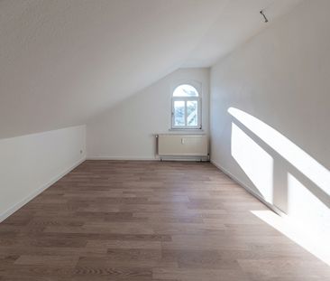 Frisch renovierte helle Dachwohnung mit Tageslichtbad, nahe dem Elb... - Photo 1