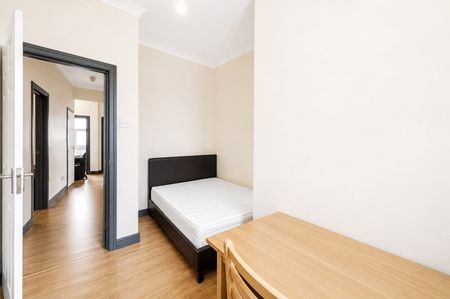 3 Bed Flat, Goldhawk Road, W12 - Photo 3