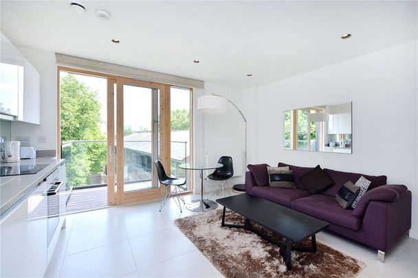 A light, bright and spacious studio suite situated on the fifth floor of this prestigious development located in West Wapping. - Photo 1