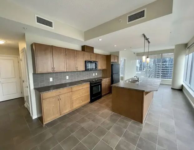 Luxury 2-Bedroom Condo with Downtown Views & Modern Amenities – Move in Today! | 211 13 Ave SE, Calgary - Photo 1