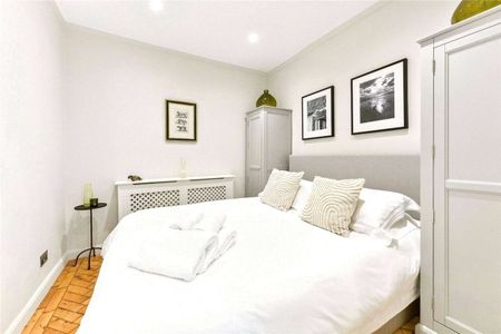 An exquisitely refurbished maisonette with outside space on a charming and picturesque street in Westminster, available for short let with all bills included - Photo 3