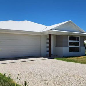 Brand New Lovely and comfortable Family Home - Photo 3