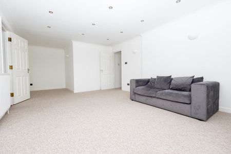 2 bed flat to rent in Danecourt Road, Poole, BH14 - Photo 2