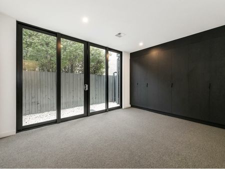 **UNDER APPLICATION NO MORE FURTHER INSPECTIONS**LUXURIOUS NEAR NEW FAMILY HOME - Photo 2