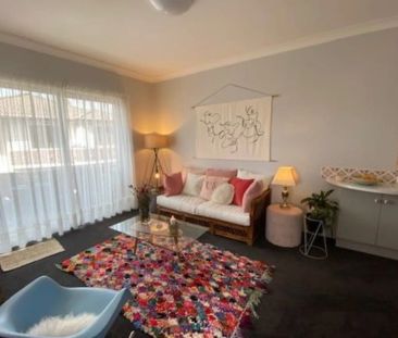 Expansive Top-Floor One-Bedroom Apartment! - Photo 4