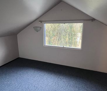 Great Pet Friendly Home in Surrey with Large Yard! - Photo 3