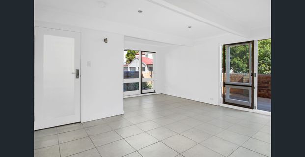 Beautifully Refurbished Three-Bedroom Townhouse in a Prime Glebe Location - Photo 1
