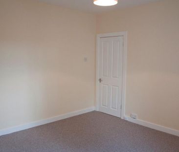 3 bedroom flat to rent - Photo 6