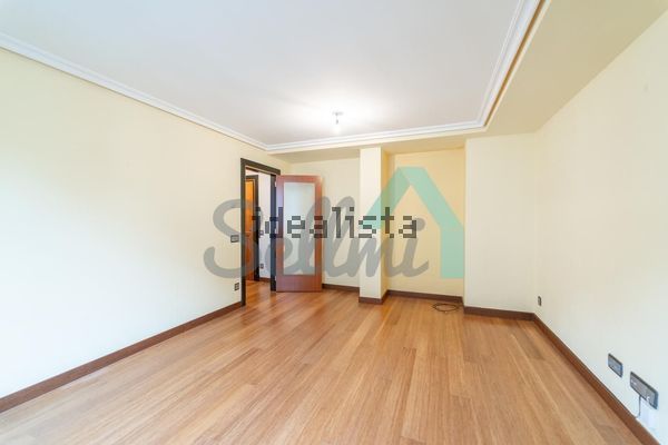 Alquiler de piso en Calle Campoamor - Photo 1