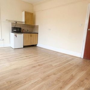 Room in a Shared House, Broxholm Road, SE27 - Photo 2