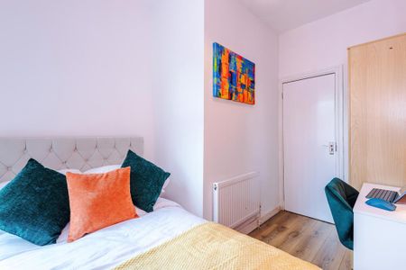 4 bedroom end of terrace house to rent - Photo 3