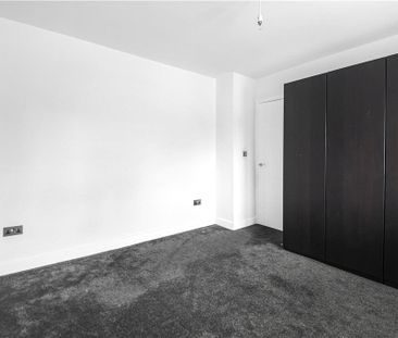 Heathcroft Avenue, Sunbury-on-Thames, Surrey, TW16 7TL - Photo 4