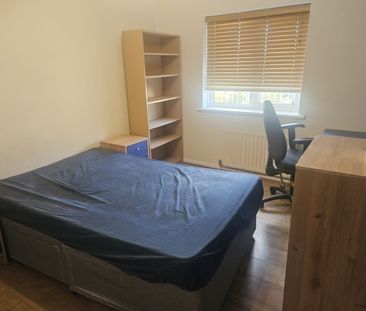 Room in a Shared Flat, High Road, N11 - Photo 3