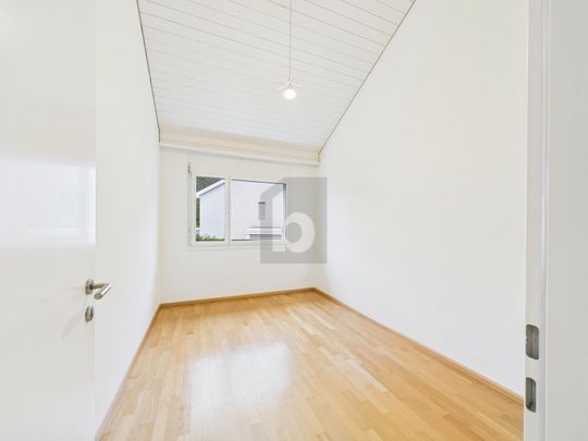 LIGHT, QUIET, FAMILY-FRIENDLY - Photo 1