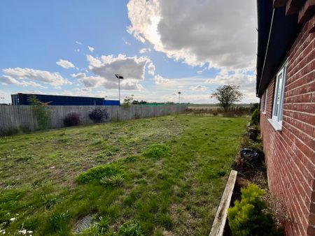 3 bedroom Detached Bungalow to let - Photo 3