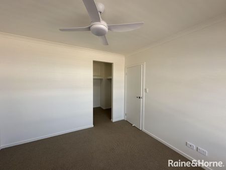 Beautiful 4-Bedroom Home with Large Open Living - Munno Para Downs - Photo 2