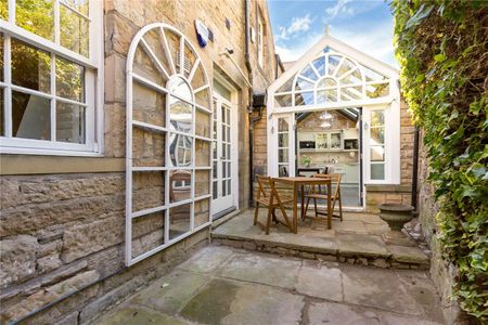 A magnificent mews house situated on one of Edinburgh's most sought after addresses with a private patio garden to the rear. - Photo 4