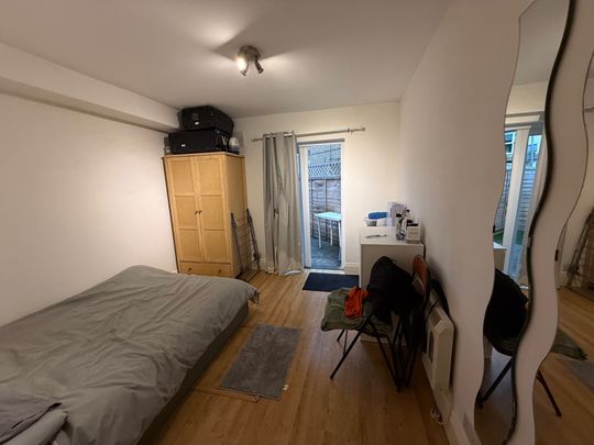 Leavesden Road, Watford - Photo 1
